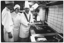 350858 Afbeelding van de koks en eigenaren in de keuken van het Italiaanse restaurant Casa di David (Oudegracht 88 ...